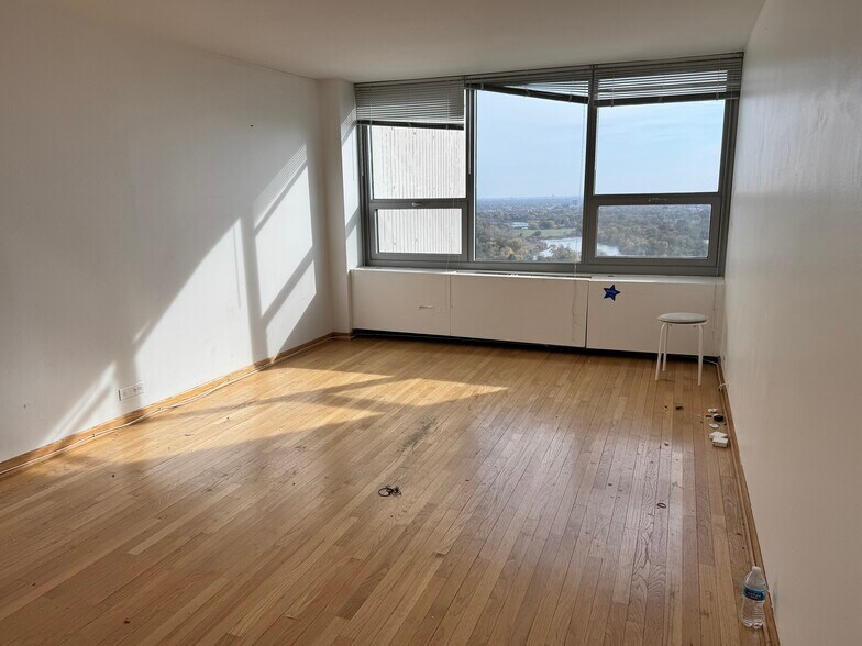 Building Photo - 1700 E 56th St