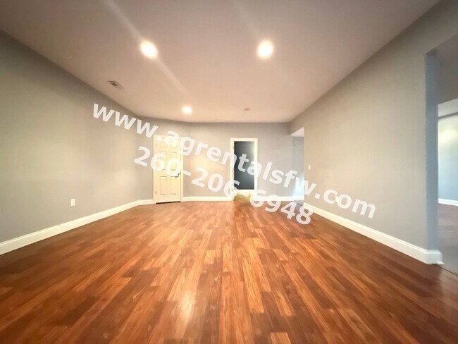 Building Photo - 3 Bedroom House