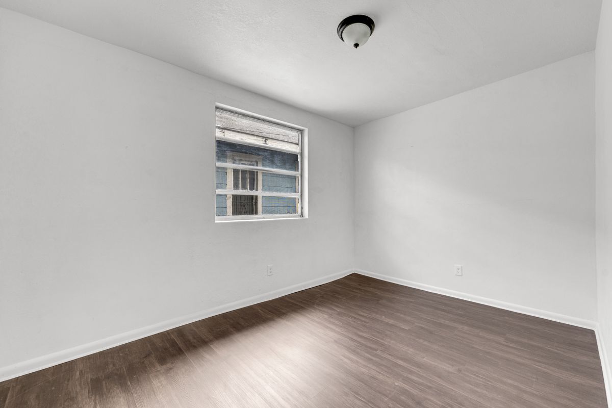 Building Photo - 503 W 16th St