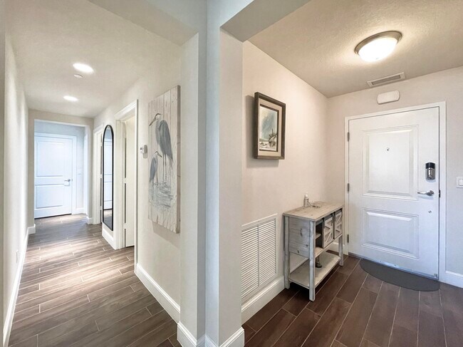 Building Photo - 1044 Bay Colony Dr S