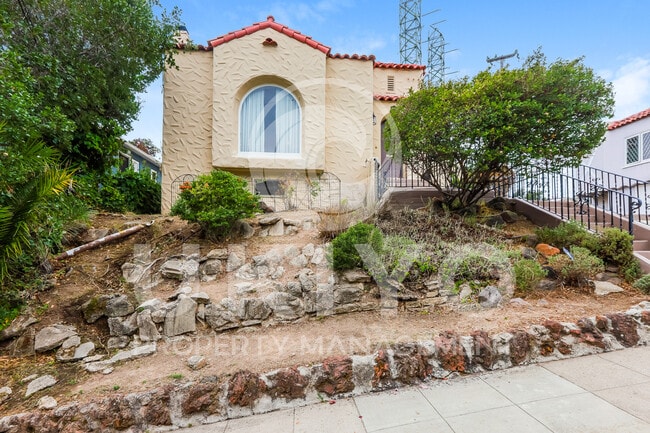 Primary Photo - 4753 El Centro Ave