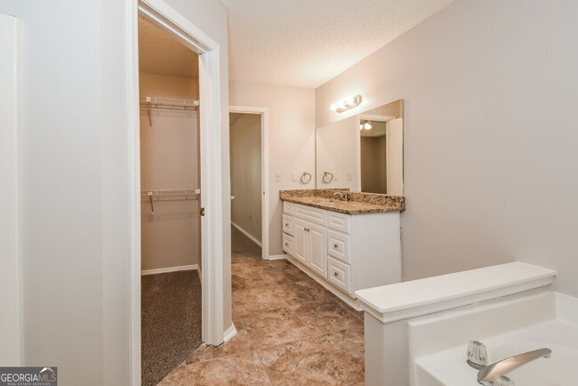 Building Photo - 4034 Sharon Woods Dr