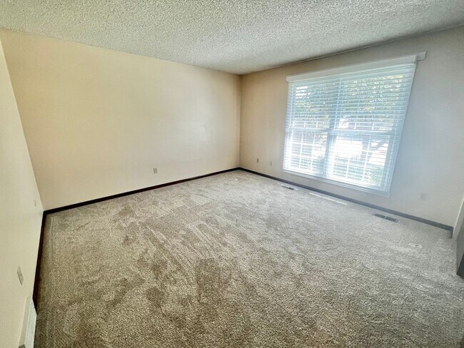 Building Photo - Beautiful 4 Bed, 2 Bath House in South Fort Collins! Avail. June 10th!