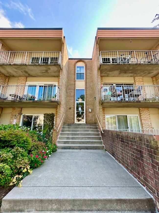 Building Photo - Commuter's dream!