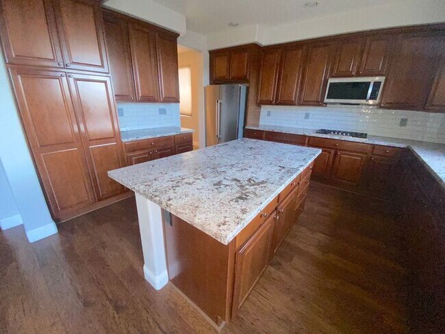 Building Photo - Top of the Hill - Gorgeous 5 Bedroom 3 Bat...