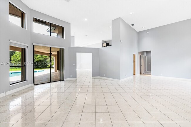 Building Photo - 1256 Manor Dr S