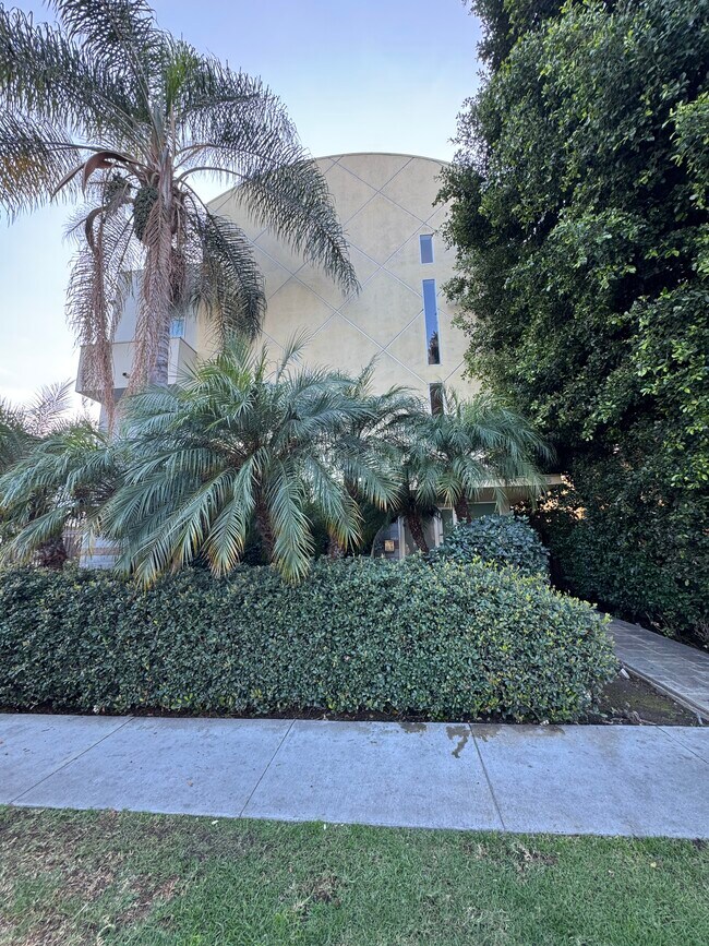 Building Photo - 1845 Beloit Ave