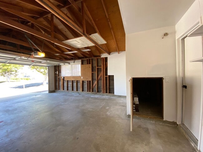 Building Photo - Remodeled 3 Bedroom Home in Oceanside!