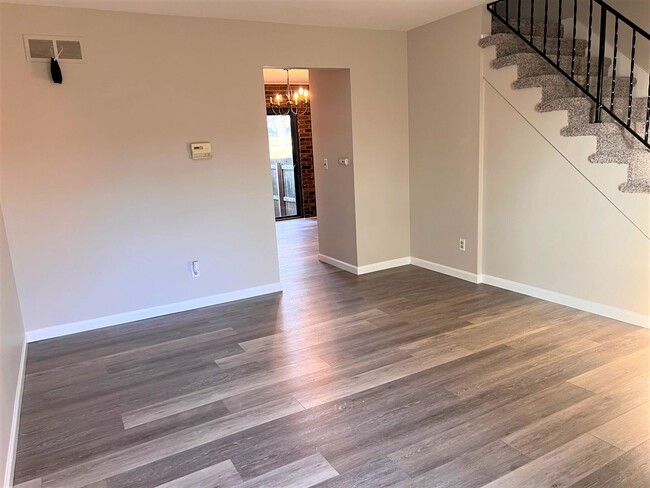 Building Photo - Updated 2 bedroom Townhome - University City