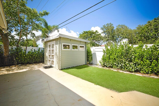 Building Photo - 711 NW 7th Dr