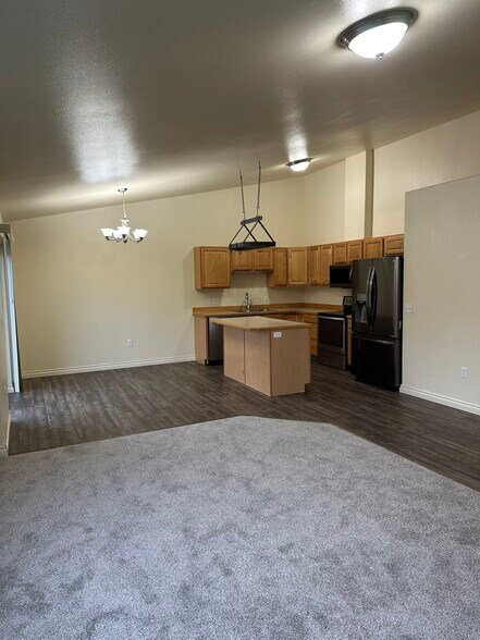 Primary Photo - 2843 S Avalon Cir