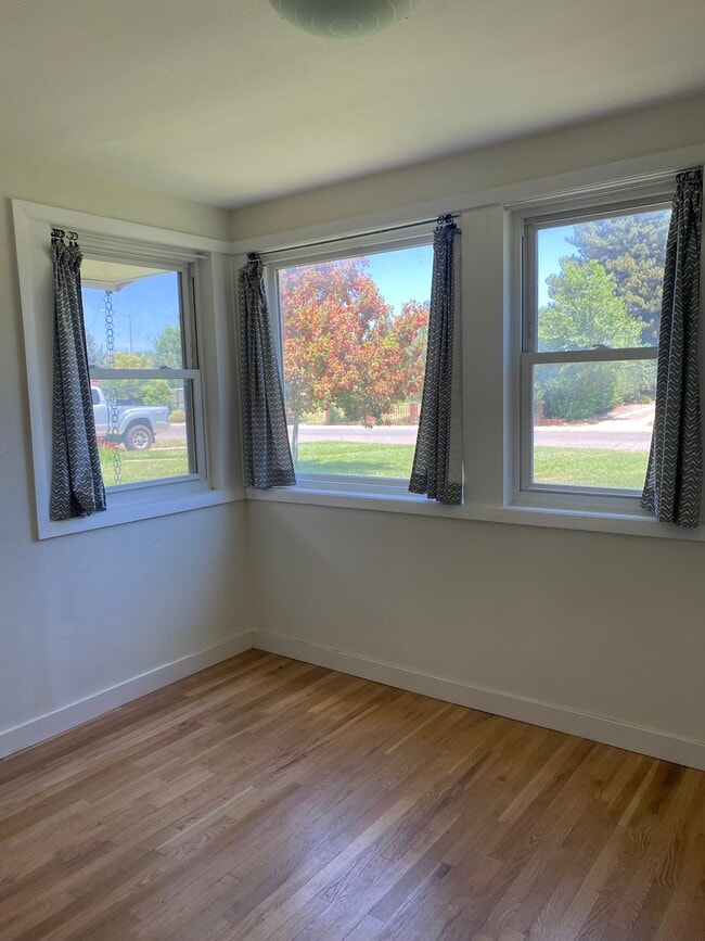 Building Photo - 3065 N Glencoe St