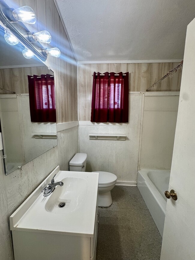 Building Photo - 420 Lakeview Dr