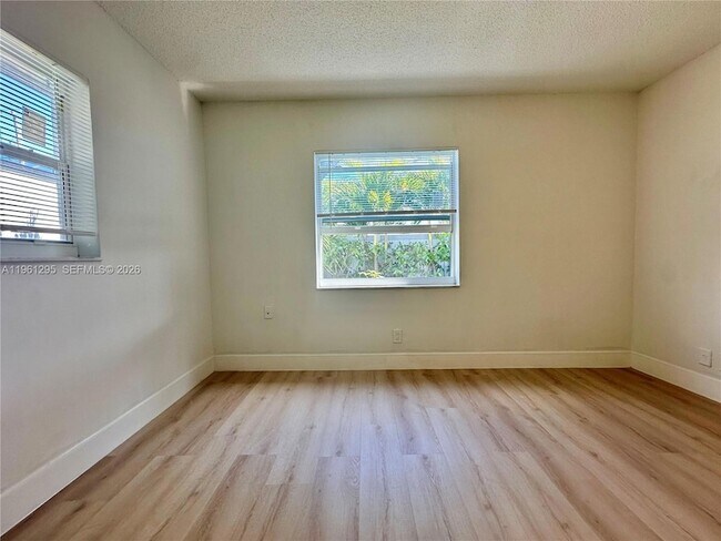 Building Photo - 1109 NE 6th Ave