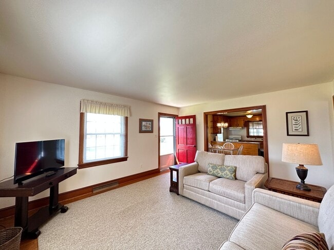 Primary Photo - Fully Furnished/Inclusive 2 Bedroom/1 Bath...