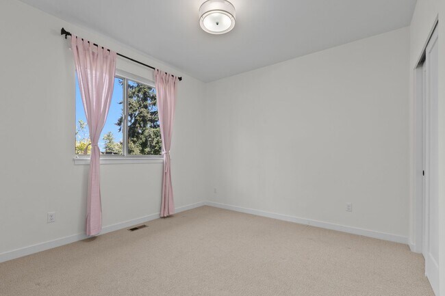 Building Photo - 4bd/2.75ba Seattle Home