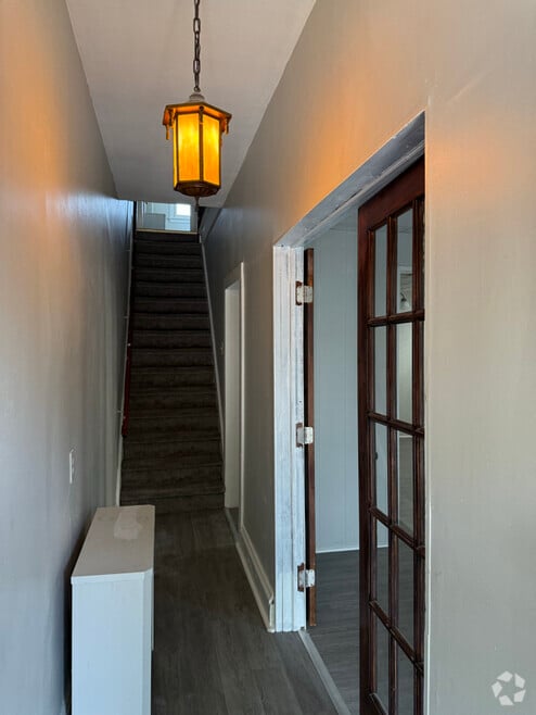 Building Photo - 1365 Capouse Ave