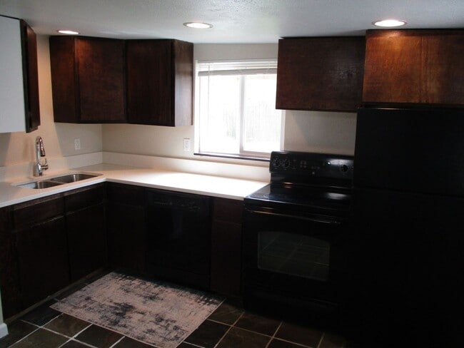 Building Photo - 2 Bedroom, 1 Bathroom Tacoma Home