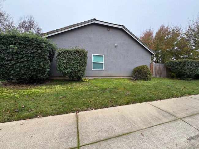 Building Photo - 3 Bedroom Home