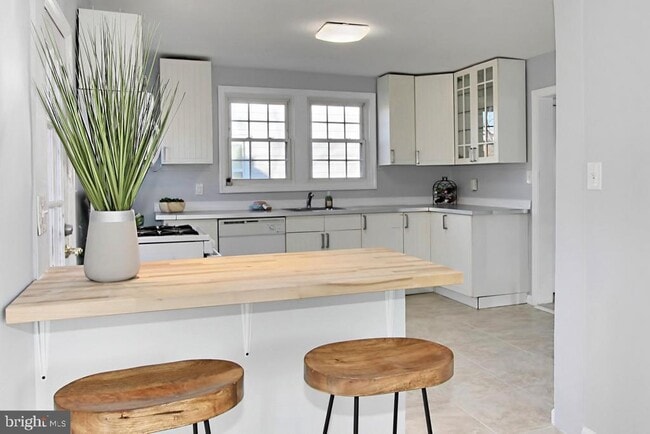 Building Photo - 2104 S Nelson St