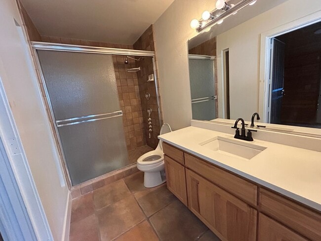 Building Photo - Stunning Remodel, 2 Bed 2 Bath Home with Pool Service!