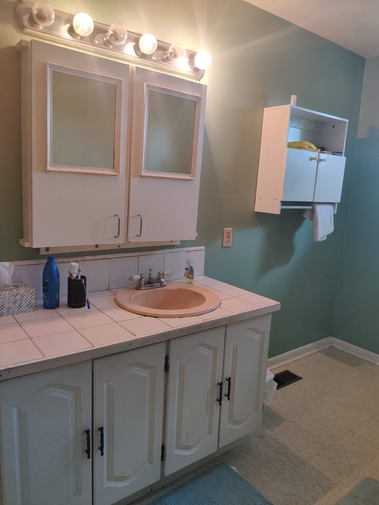 Full Bathroom - 721 Ivy St