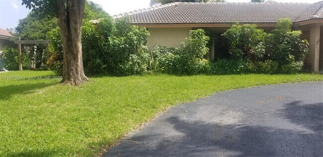 Building Photo - 10789 NW 9th Ct