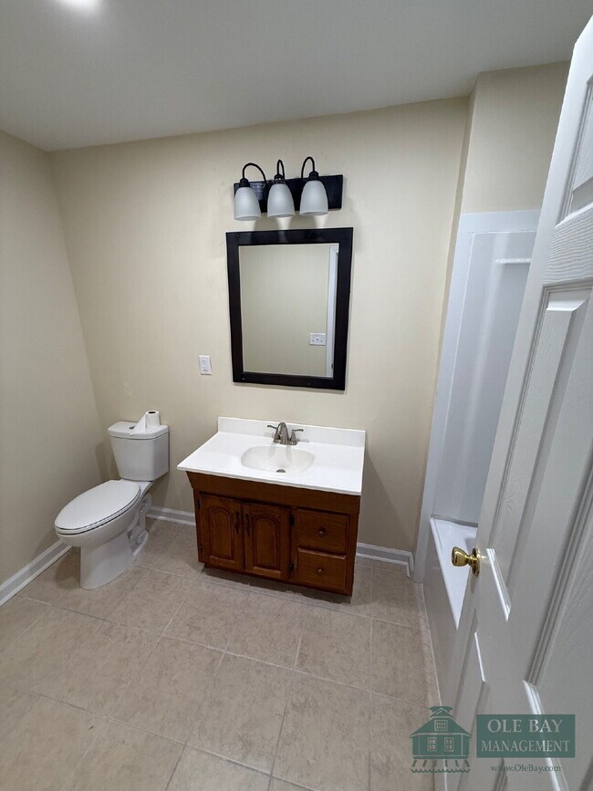 Building Photo - Nice 5 bedroom , 3 bath home located in Mobile.  All approved applications are subject to an 18-m...