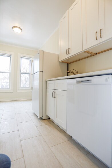 Building Photo - 5011 N Damen Ave