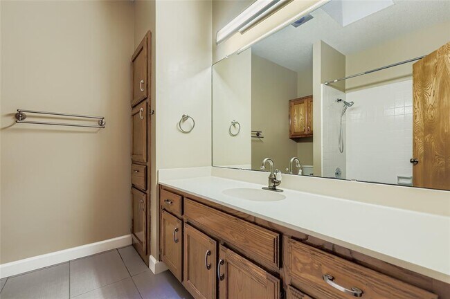 Building Photo - 10703 Oak View Dr