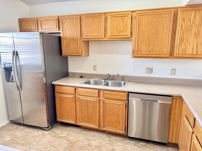 Building Photo - 3 Bedroom/2 Bath Single Level Home! NO HOA