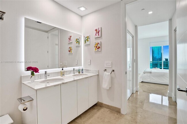 Building Photo - 950 Brickell Bay Dr