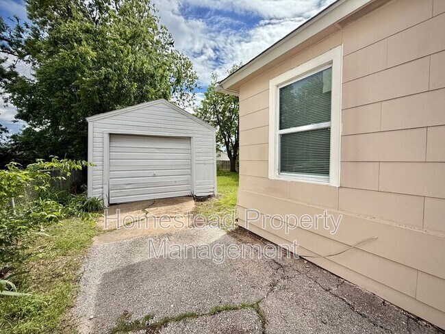 Building Photo - 210 W Mimosa Dr