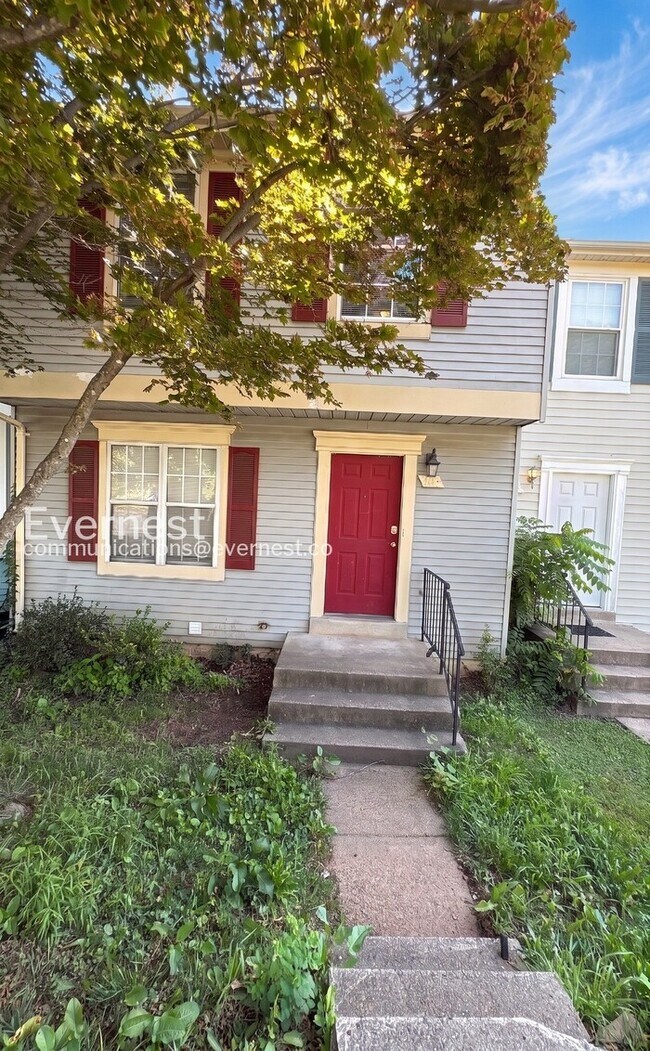 Building Photo - 3 Bed, 3.5 Bath Townhome with Modern Amenities / Available Now!