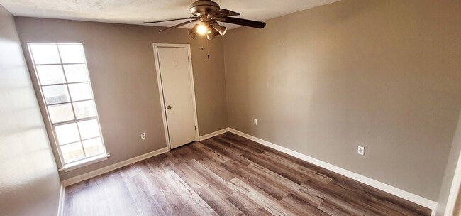 Building Photo - 1859 Fox Run Dr