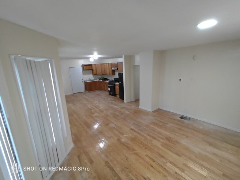 Building Photo - 105 Easton Ave