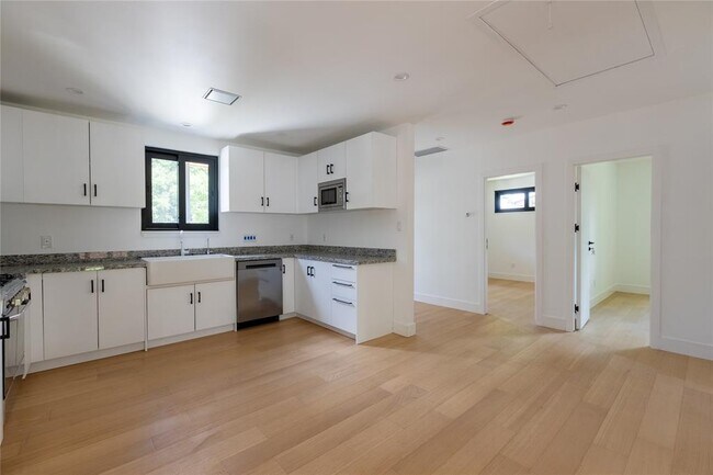 Building Photo - 2945 Moss St