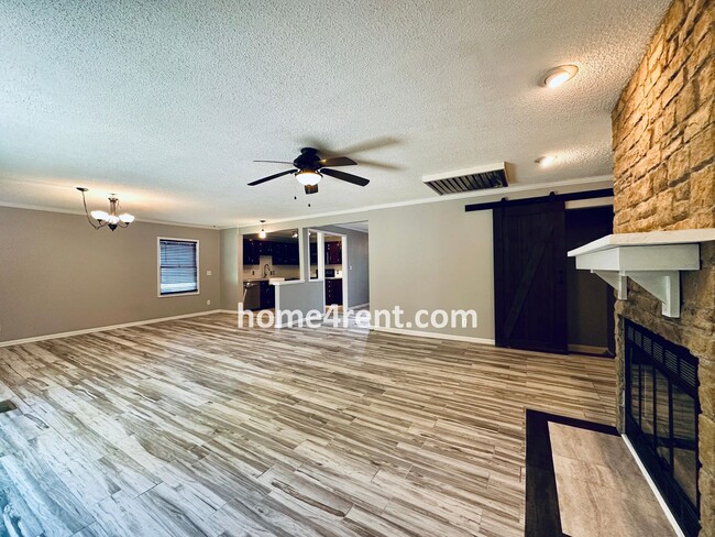 Building Photo - Overland Park Ranch w/ Wood Floors, Update...