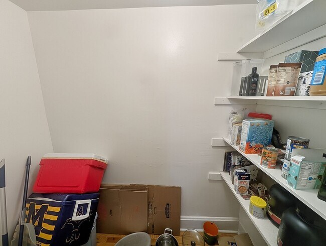 Building Photo - Large 2 BR/ 1 BA in Fantastic Wicker Park Location