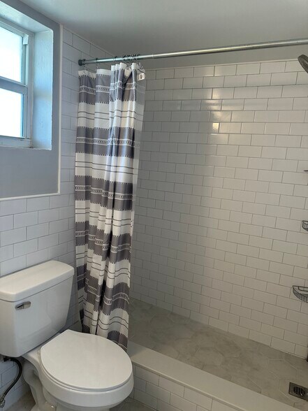 Building Photo - 220 SW 9th Ave