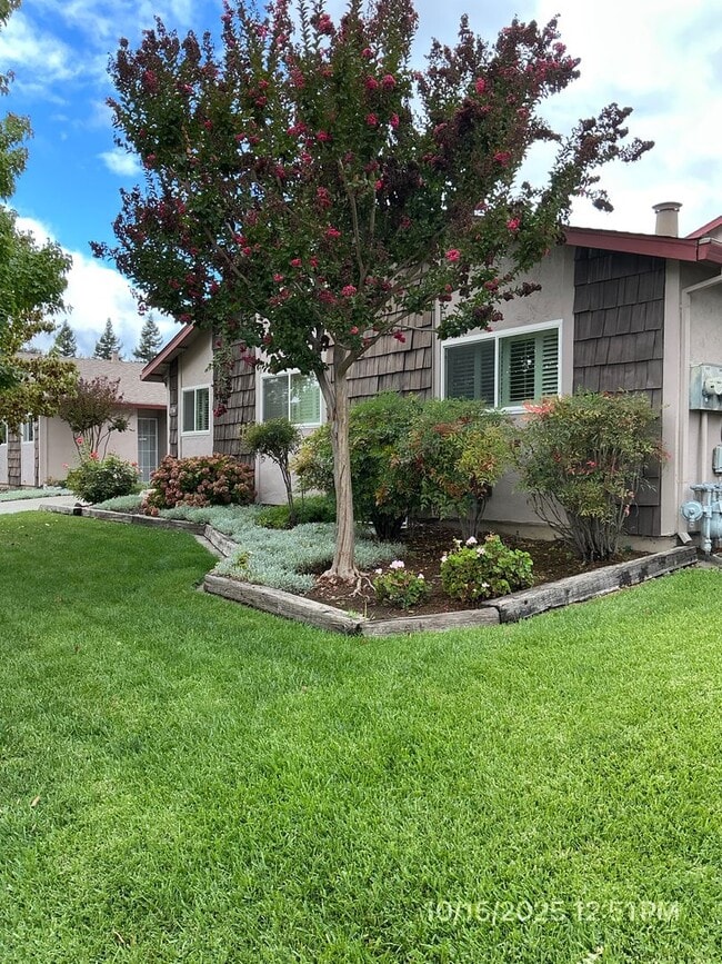 Building Photo - Trower 1356-1368 N