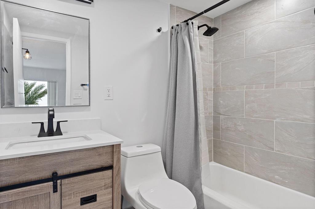 Building Photo - 2900 NE 30th St