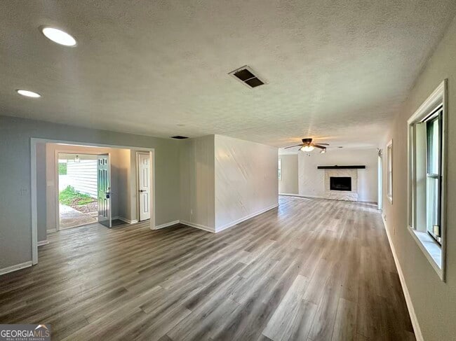 Building Photo - 100 Lakeview Ln