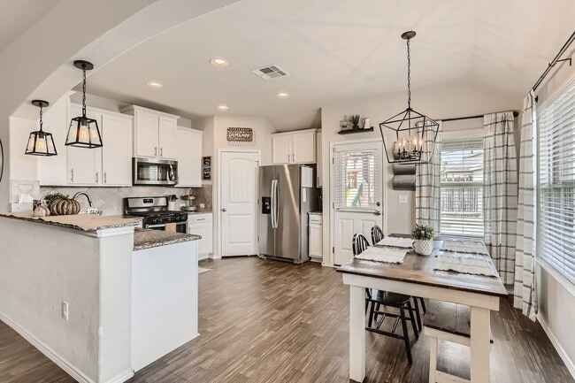 Building Photo - Charming 4BR/2BA One-Level Home with Moder...