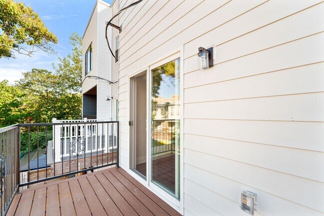 Building Photo - 2341 N College Ave