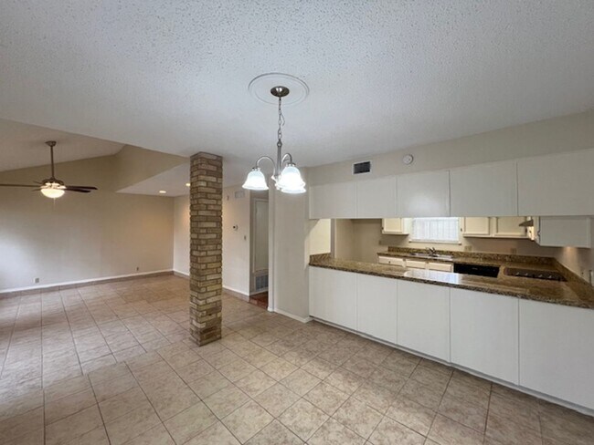Building Photo - Quadrangle Townhome