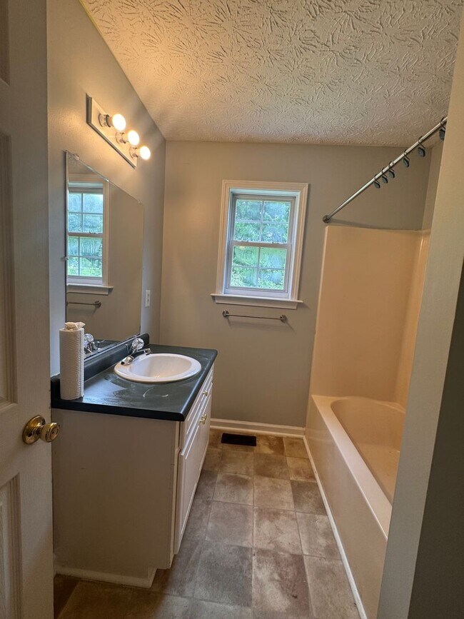 Building Photo - Beautiful 3BR Home for Rent in Toccoa, GA with Fenced Yard & 2-Car Garage