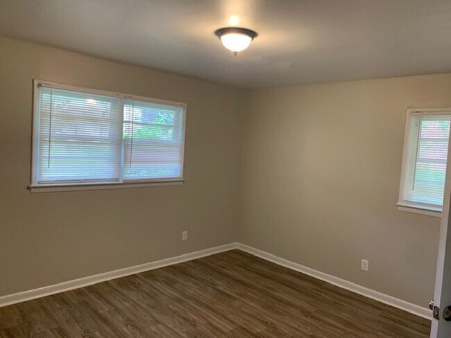 Building Photo - 1073-1075 Wisteria Dr SW