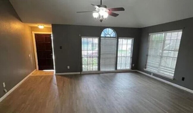 Building Photo - 2025 Sandy Knoll Dr