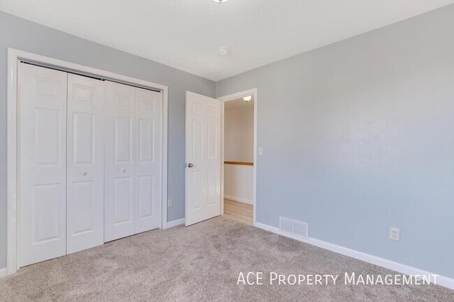 Building Photo - 240 Grandeur Ln
